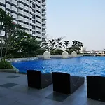 Relax And Comfy With Pool View At Studio West Vista Apartment By Travelio