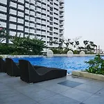 Relax And Comfy With Pool View At Studio West Vista Apartment By Travelio