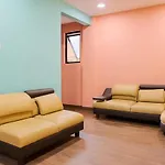 Reddoorz Plus Near Taman Anggrek Mall