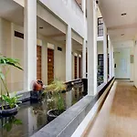 Oyo 90629 The Home Srengseng