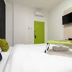 Urbanview Hotel Bizhome Artha Gading Boulevard By Reddoorz