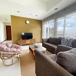 Cozy 2Br Apt Right Next To Central Park Mall