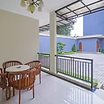 Reddoorz Syariah Near Mercu Buana University