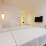 Metro Hotel Near Kota Tua Mitra Reddoorz