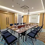Front One Boutique Hotel Taman Anggrek