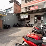 RedDoorz near Binus Anggrek 2
