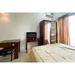 Curves Residence Mitra Reddoorz