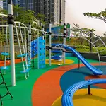 Comfort And Modern 1Br At Gold Coast Apartment By Travelio
