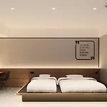 Fieris Izzy Hotel