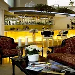 Amos Cozy Hotel Melawai