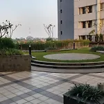 Modern Studio At Nifarro Park Apartment