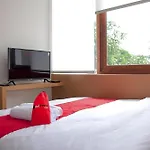 RedDoorz Syariah Plus near Pondok Indah Mall 2