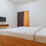 Oyo Life 2590 Kost Assirot