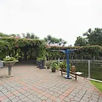Reddoorz Apartment @ Green Pramuka