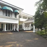 Reddoorz Plus Near Cibubur Junction