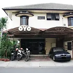 Vaccinated Staff - Oyo 181 Wisma Bintang
