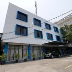 Reddoorz Near Itc Cempaka Mas