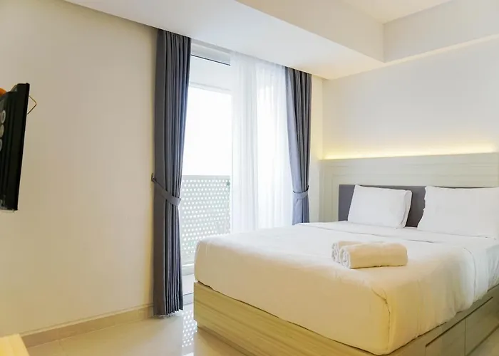 Relax And Comfy With Pool View At Studio West Vista Apartment By Travelio