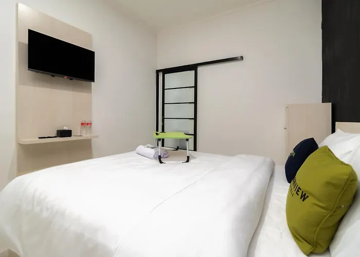 Urbanview Hotel Bizhome Artha Gading Boulevard By Reddoorz