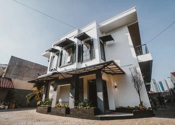 RedDoorz Plus near Mall Slipi Jaya