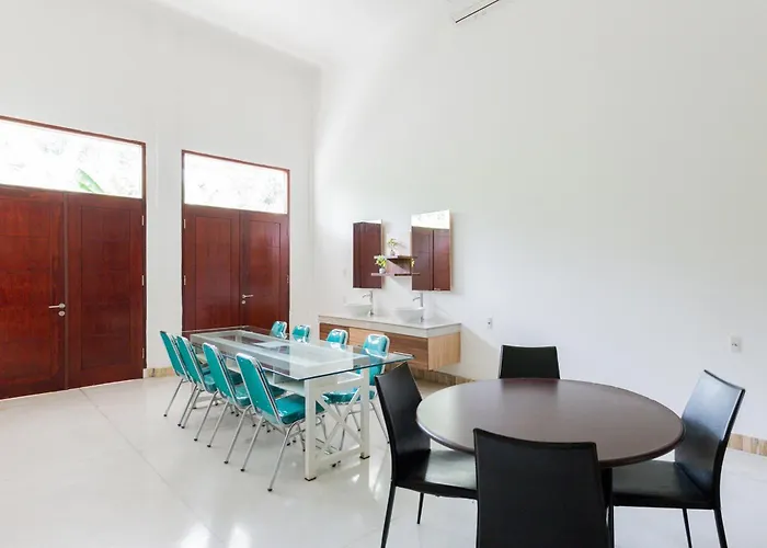 Reddoorz Premium Near Stasiun Lenteng Agung