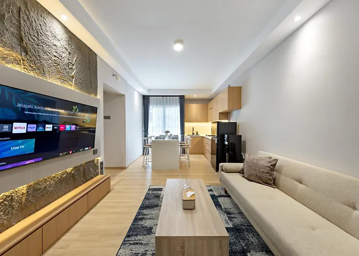 Newly Renovated 2Br Apt And Direct Mall Access