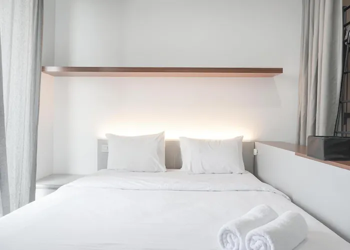 Comfort And Warm Studio Room At West Vista Apartment By Travelio
