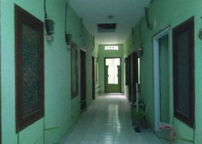Oyo Life Kost Ijo Tembok Tinggi
