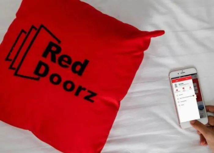 RedDoorz Plus near Mangga Besar Station 2