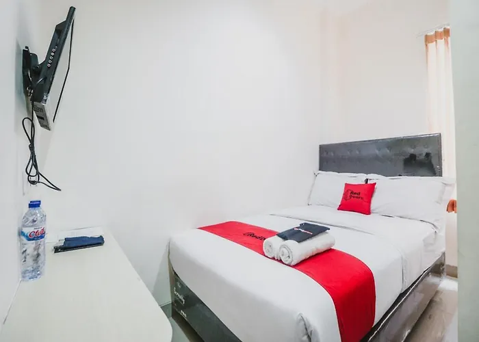 RedDoorz Plus near Mall Ciputra Jakarta