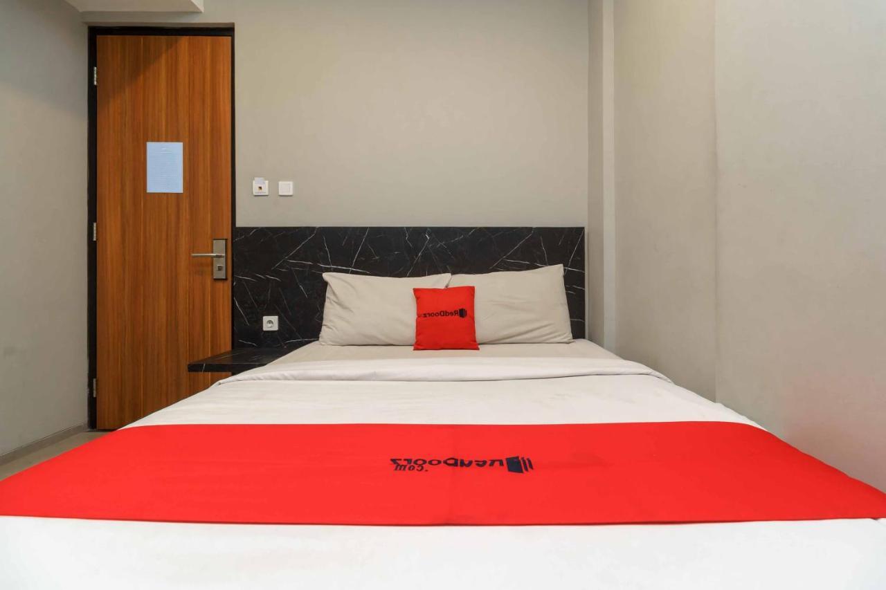 Guest house Reddoorz Near Radio Dalam 3