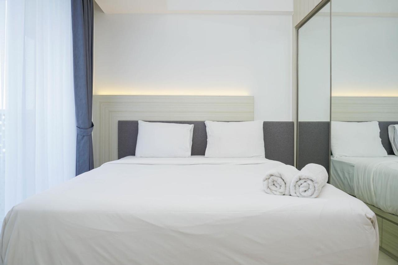 Apartment Relax And Comfy With Pool View At West Vista By Travelio
