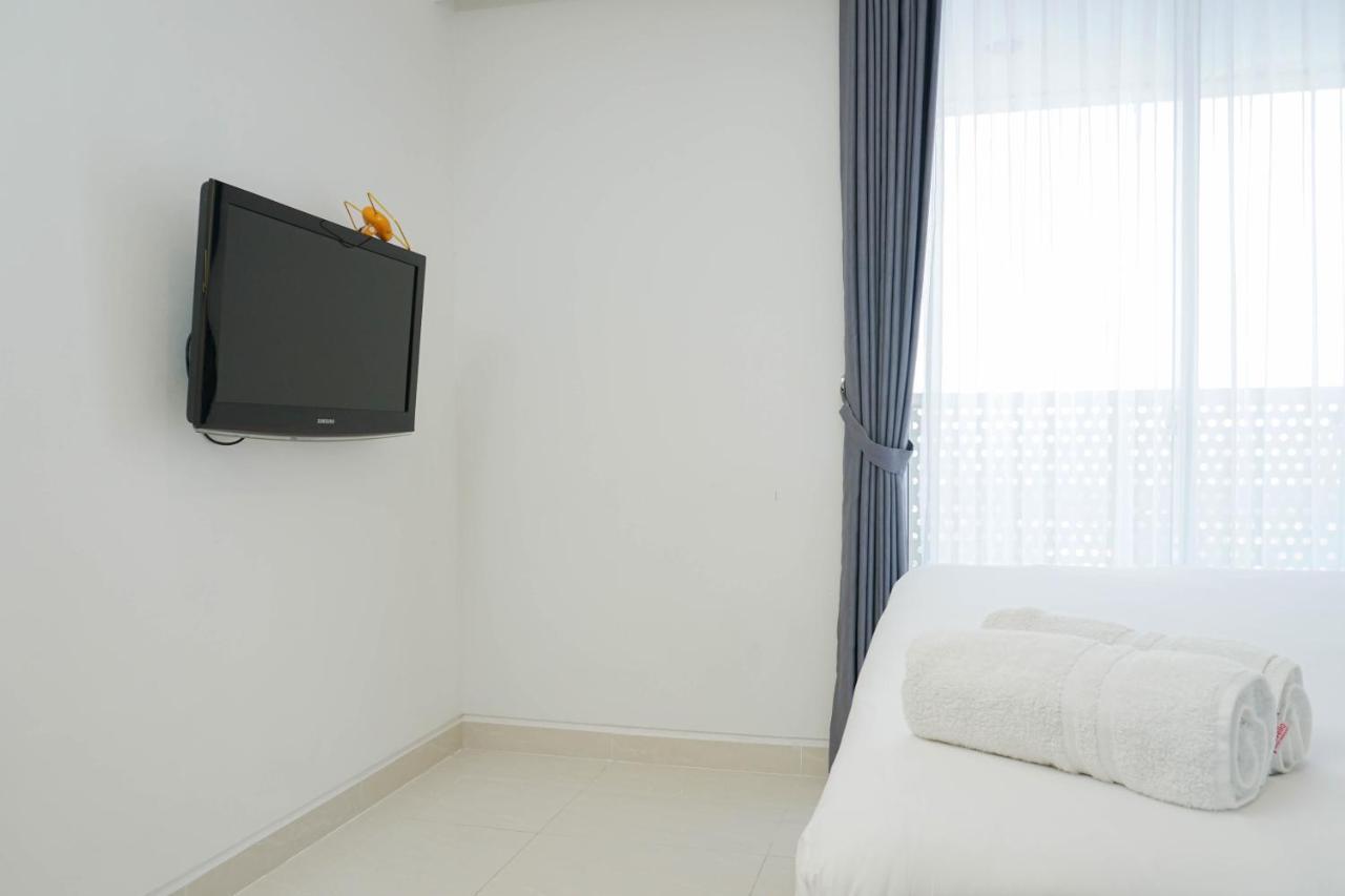 Apartment Relax And Comfy With Pool View At West Vista By Travelio