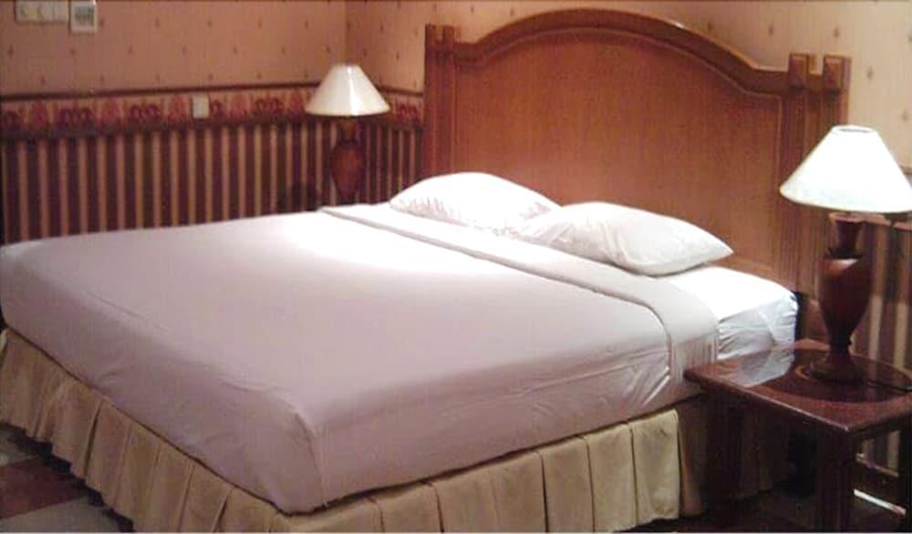 Hotel Pulau Ayer And Cottages 4*