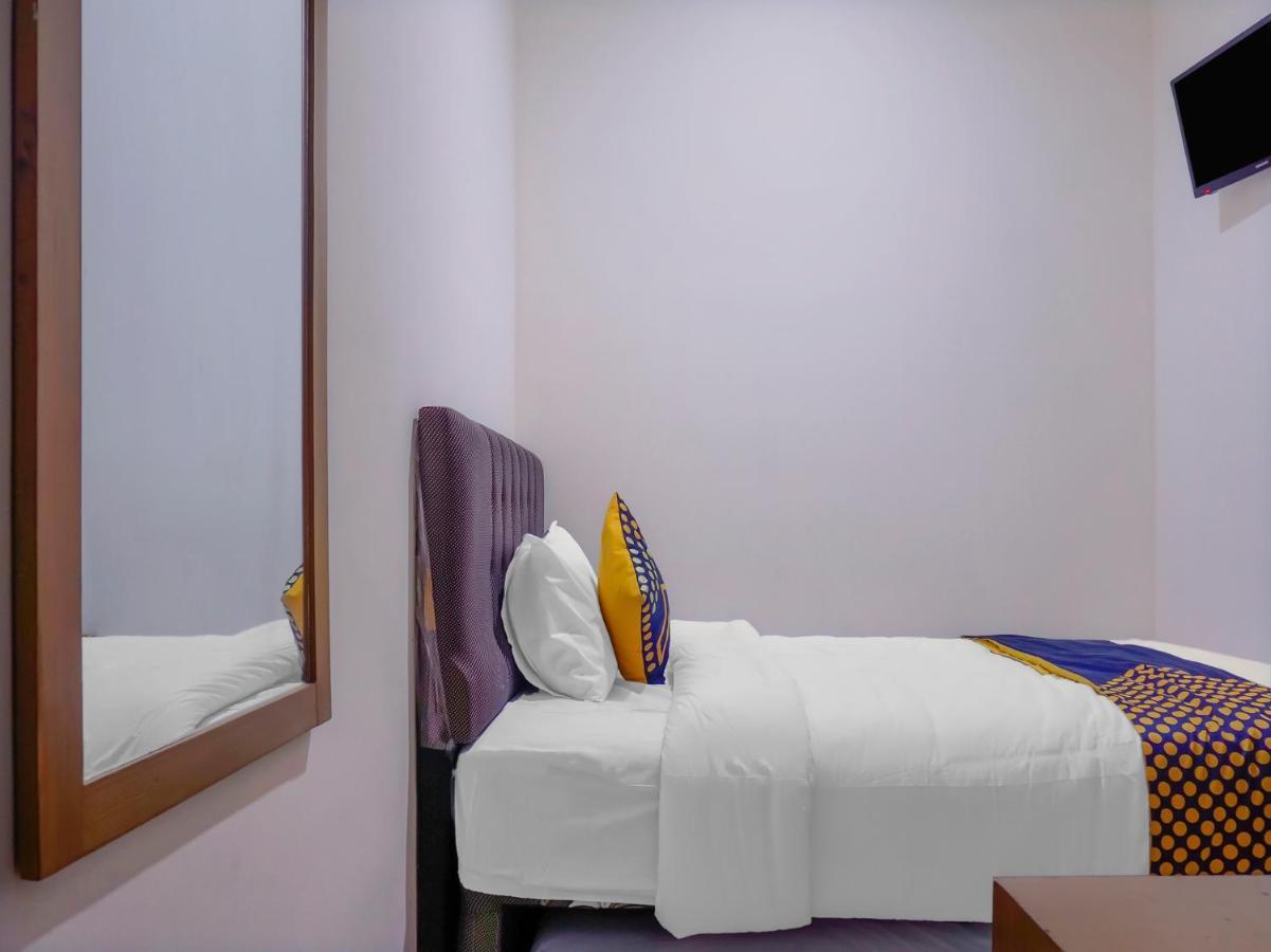 Spot On 3072 Madinah Syariah Hotel Jakarta