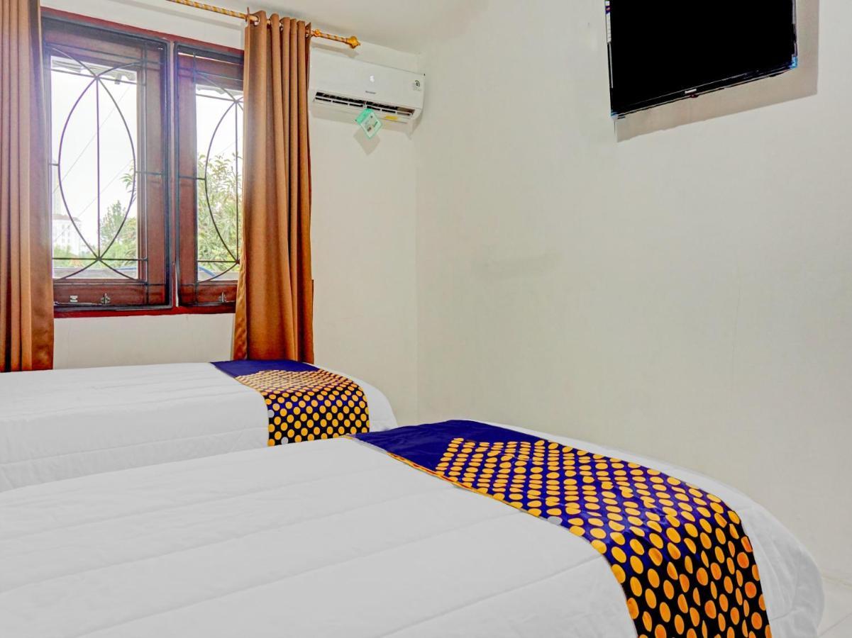 Spot On 90295 Simprug Hotel