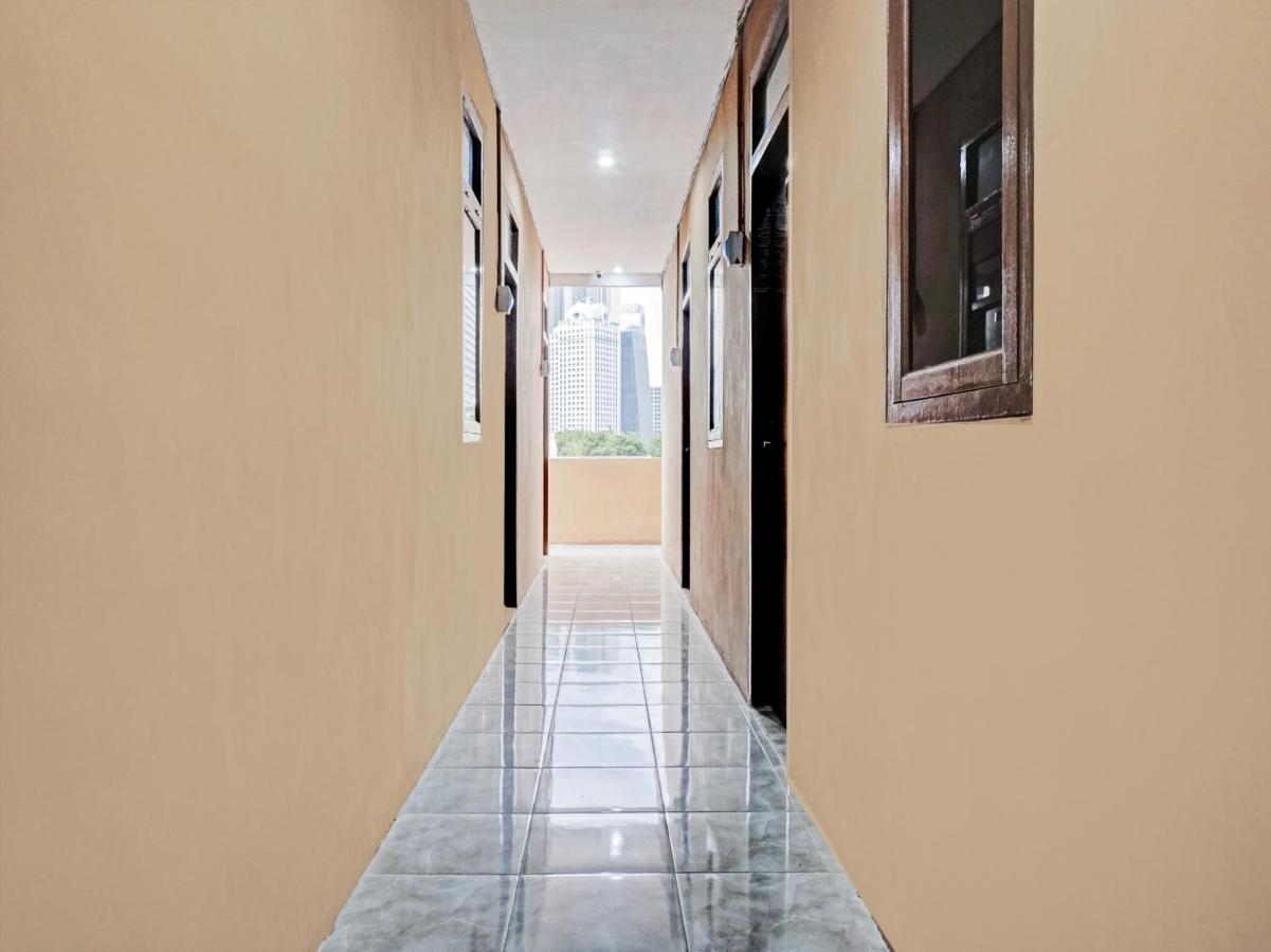 Oyo 90469 Benhil Karet Tengsin Hotel Jakarta