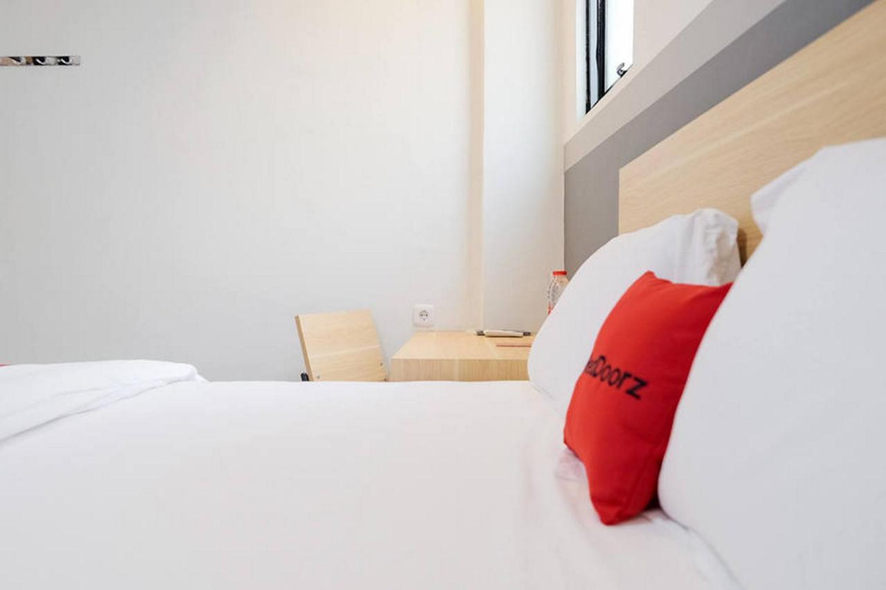 Reddoorz Near Taman Anggrek Mall Hotel 3*