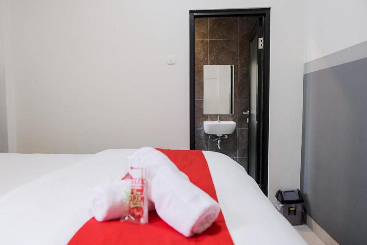 Reddoorz Near Taman Anggrek Mall Hotel 3*