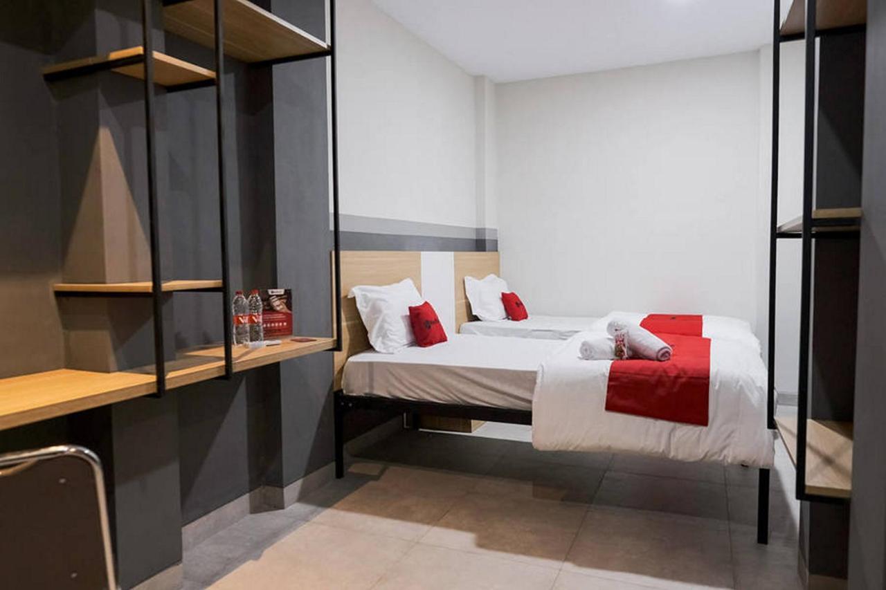 Hotel Reddoorz Near Taman Anggrek Mall