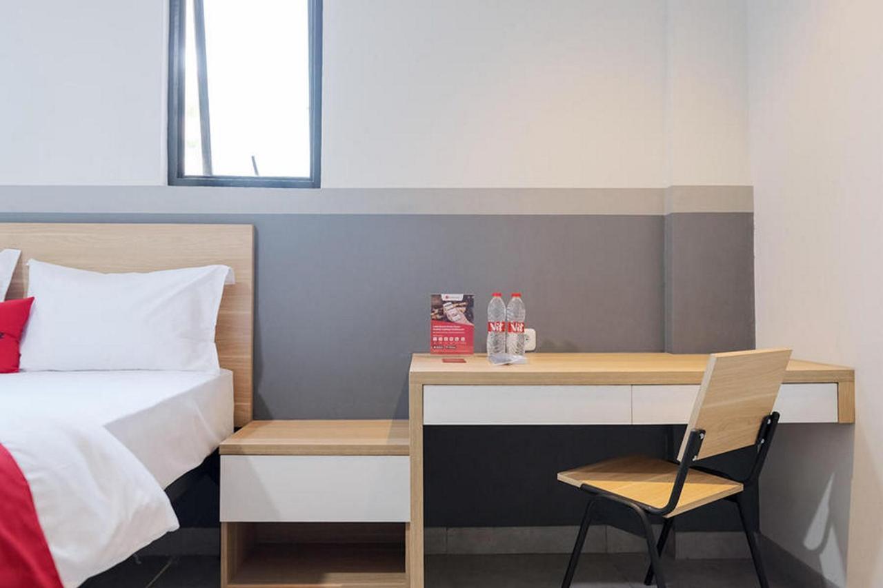 Hotel Reddoorz Near Taman Anggrek Mall