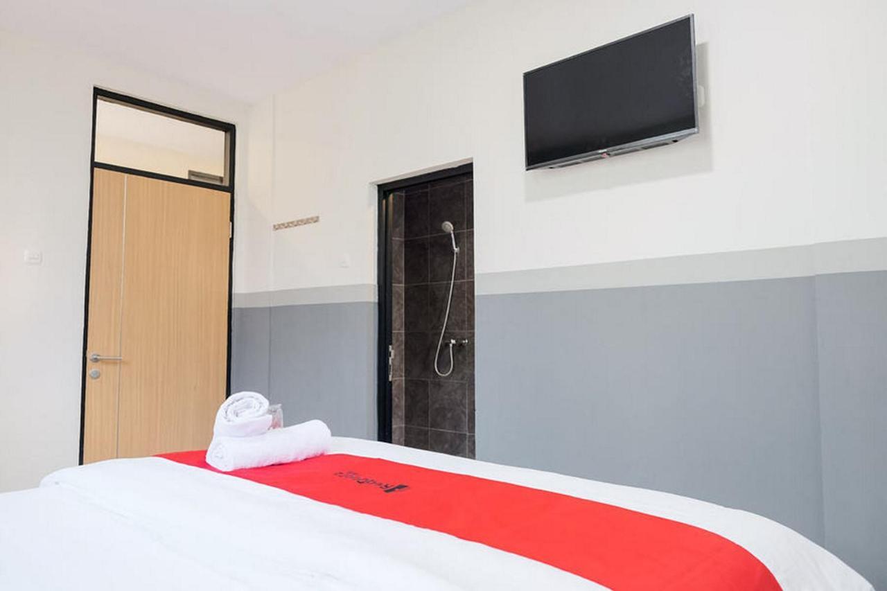 Reddoorz Near Taman Anggrek Mall 3*