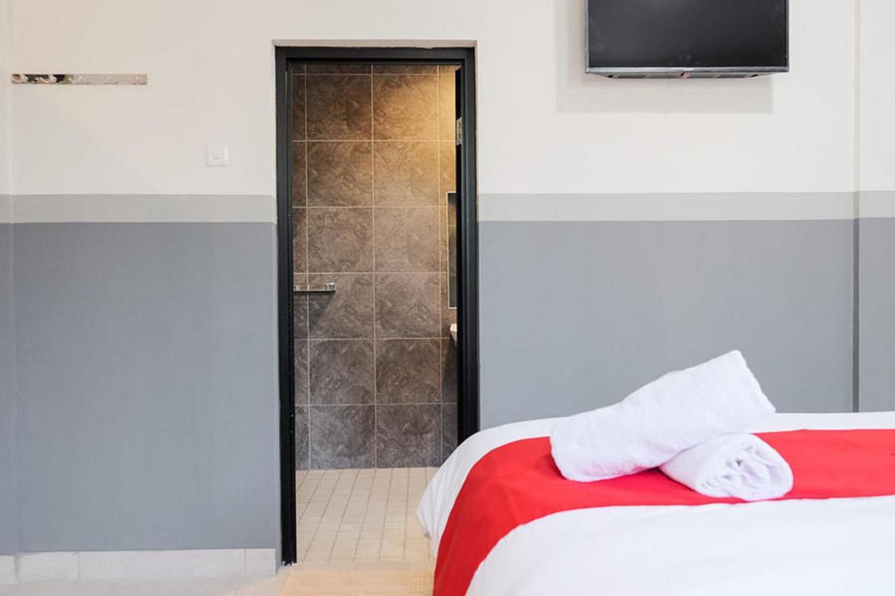 Hotel Reddoorz Near Taman Anggrek Mall