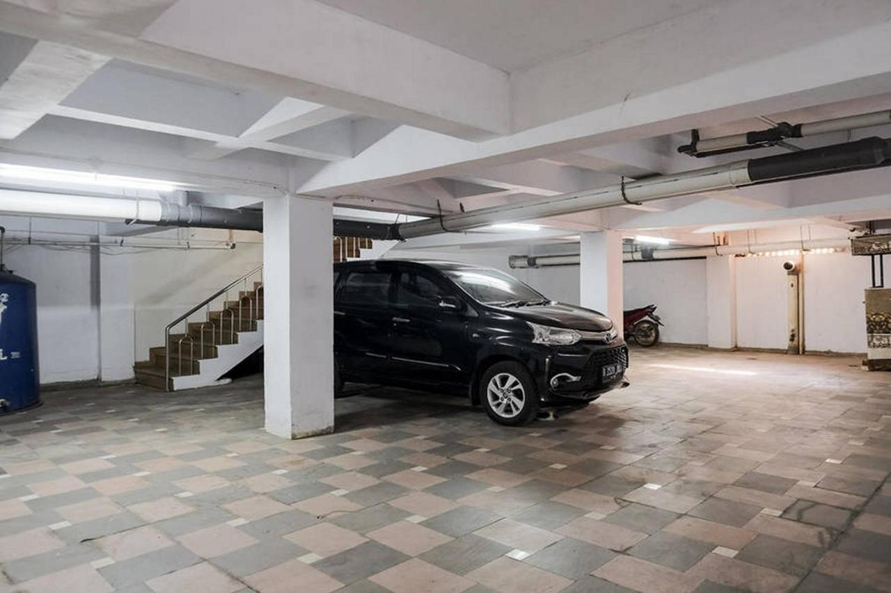 Hotel Reddoorz Near Taman Anggrek Mall
