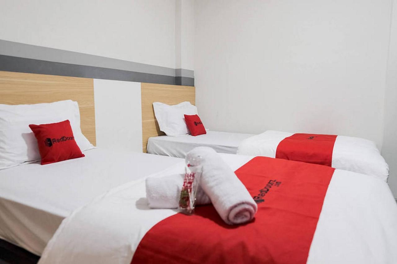 Hotel Reddoorz Near Taman Anggrek Mall 3*