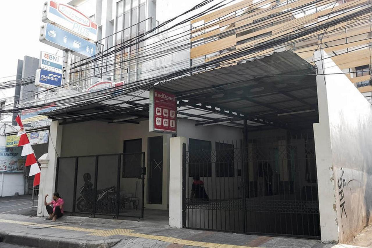 Reddoorz Near Taman Anggrek Mall Hotel 3*