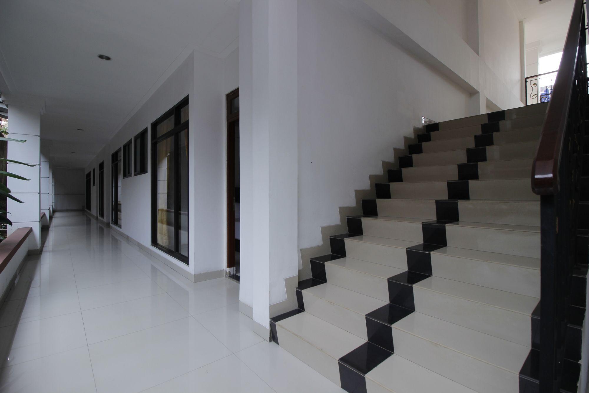 Guest house Reddoorz Premium Near Stasiun Lenteng Agung Jakarta