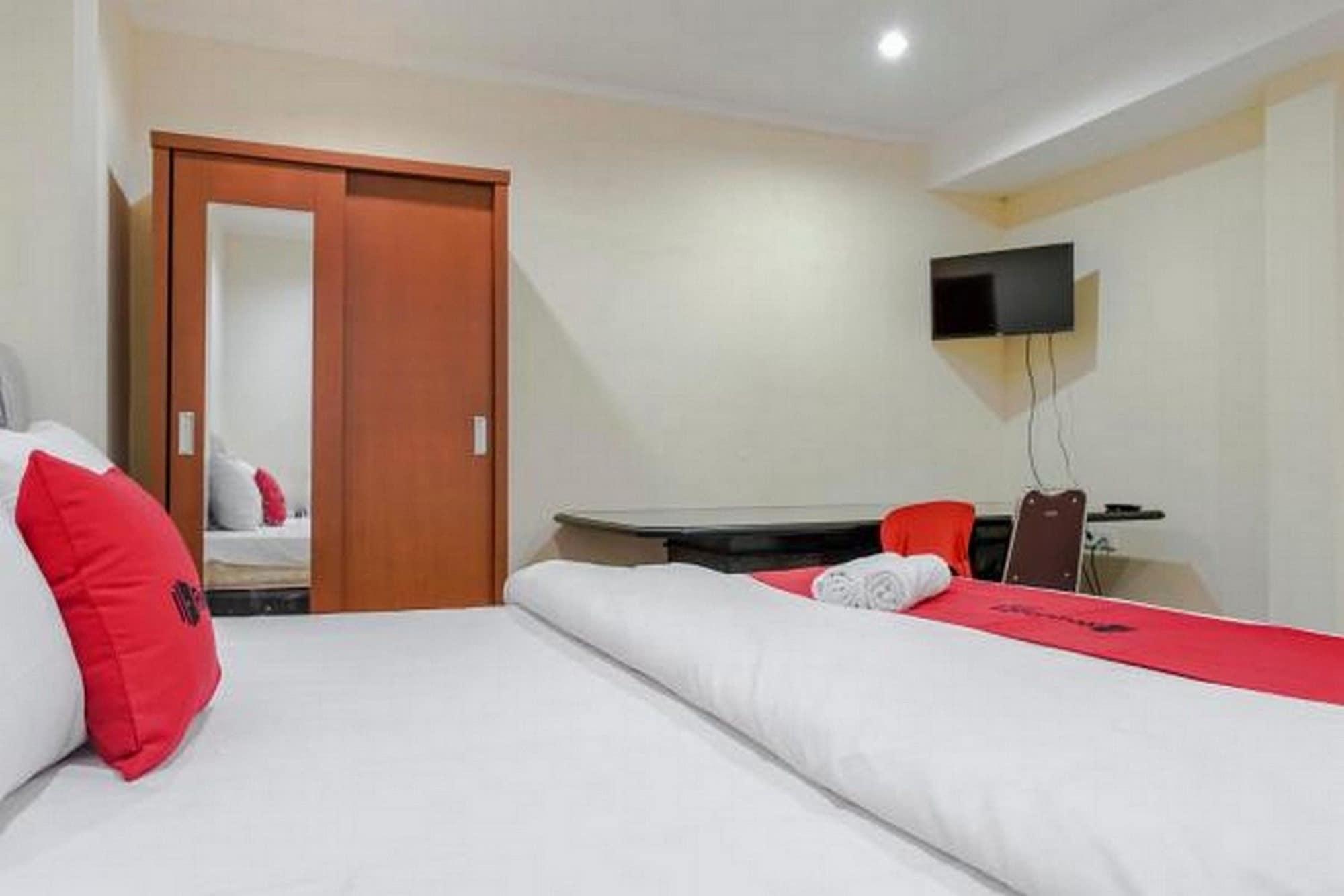 Wisma tamu Reddoorz @ Jalan Biak Roxy 2*