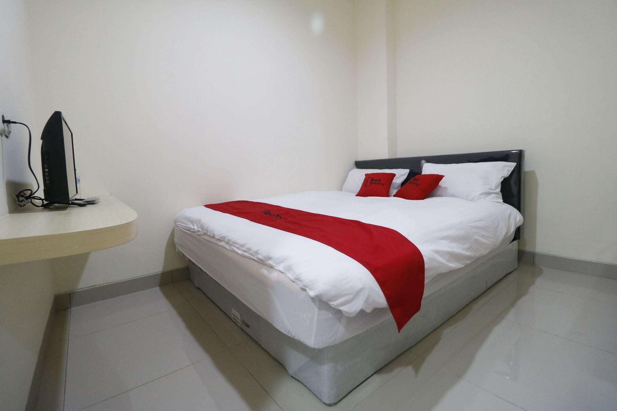 Reddoorz Near Mall Ciputra 3* Jakarta