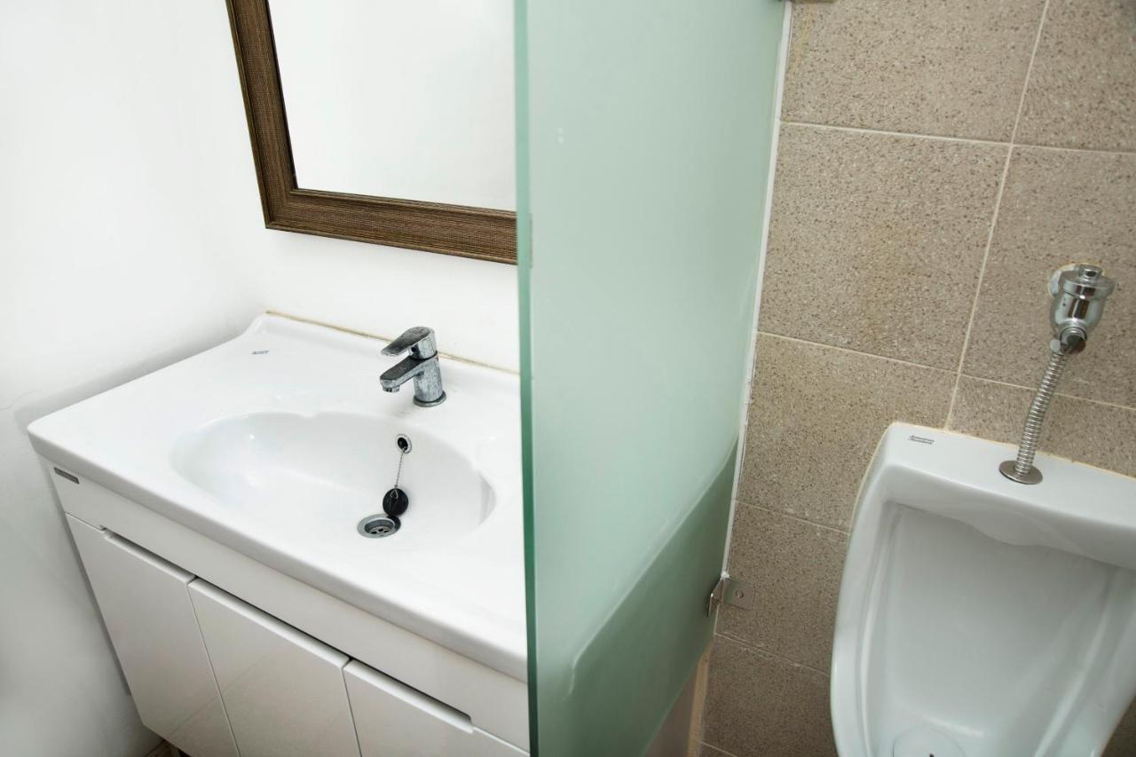 Hostel Tuju Arteri Pods Jakarta